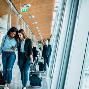 Groupe de voyageurs à l'aéroport